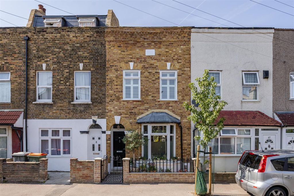 Property photo 1 of 38 Suffolk Street, E7