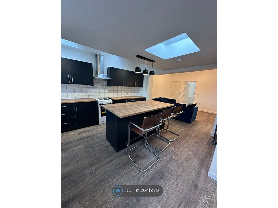 Property photo 3 of 5 Kitchen & Dinning Area