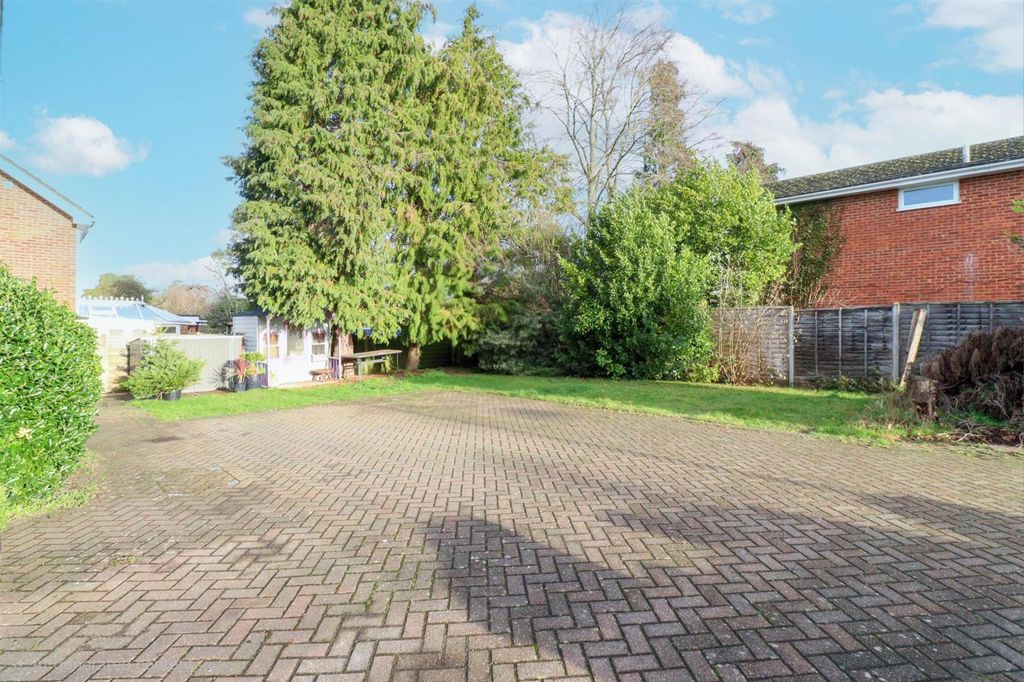 Property photo 2 of 28 Front Garden