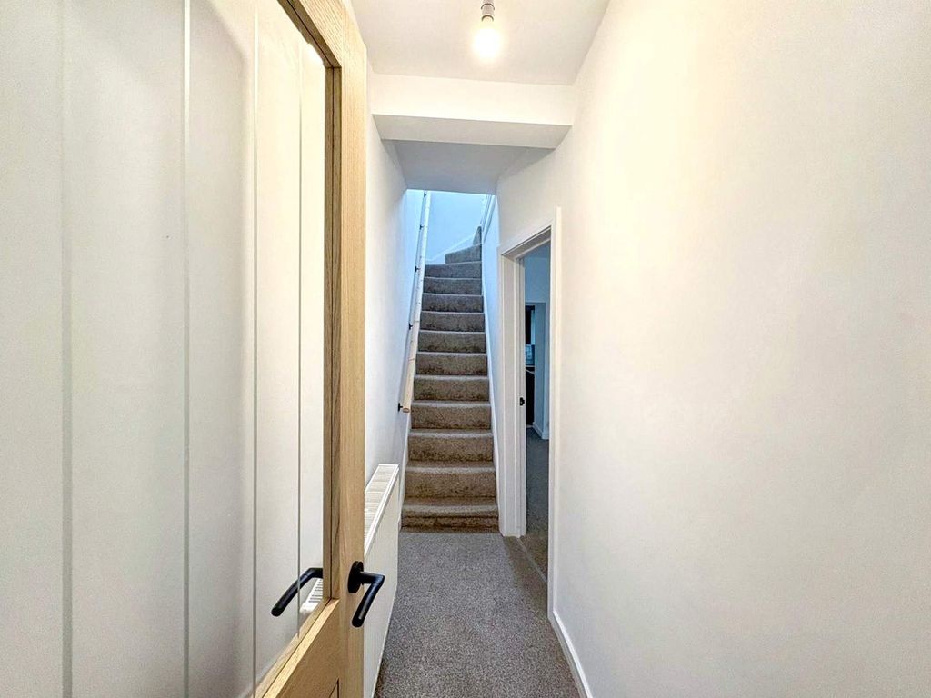 Property photo 3 of 13 Entrance Hall