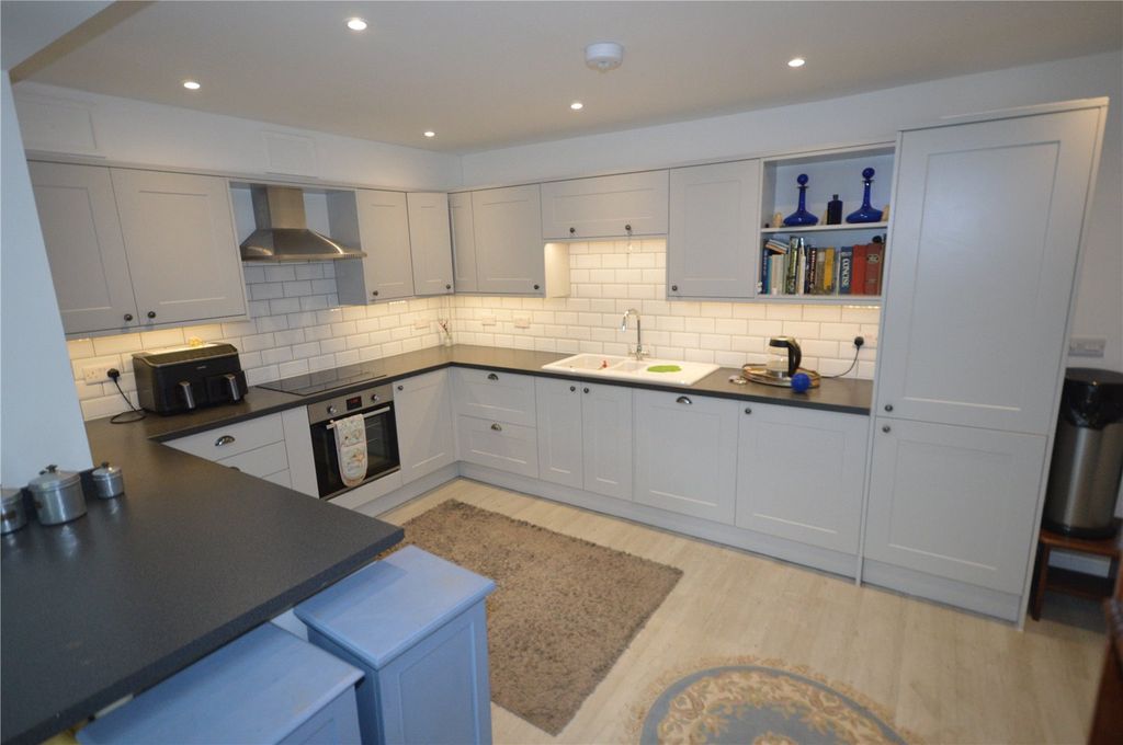 Property photo 3 of 10 Kitchen