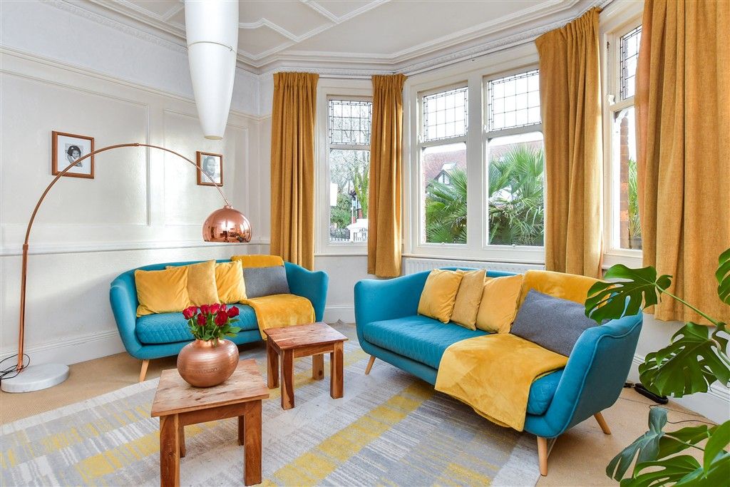 Property photo 2 of 16 Lounge