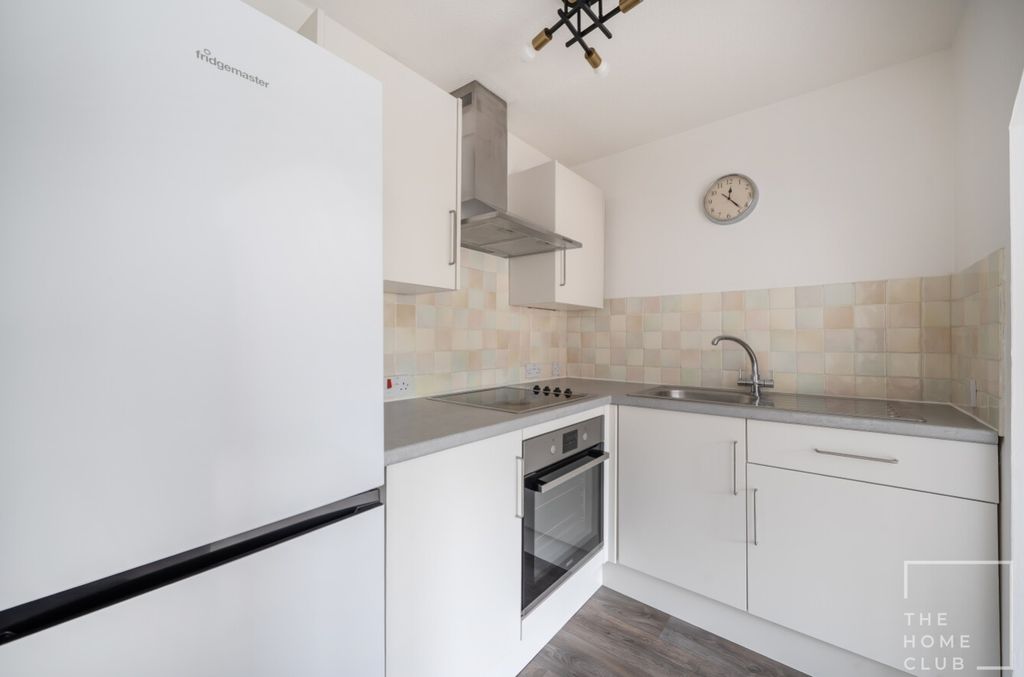 Property photo 2 of 9 F5E9136E-62B9-4768-9A6d-78347F7B0799