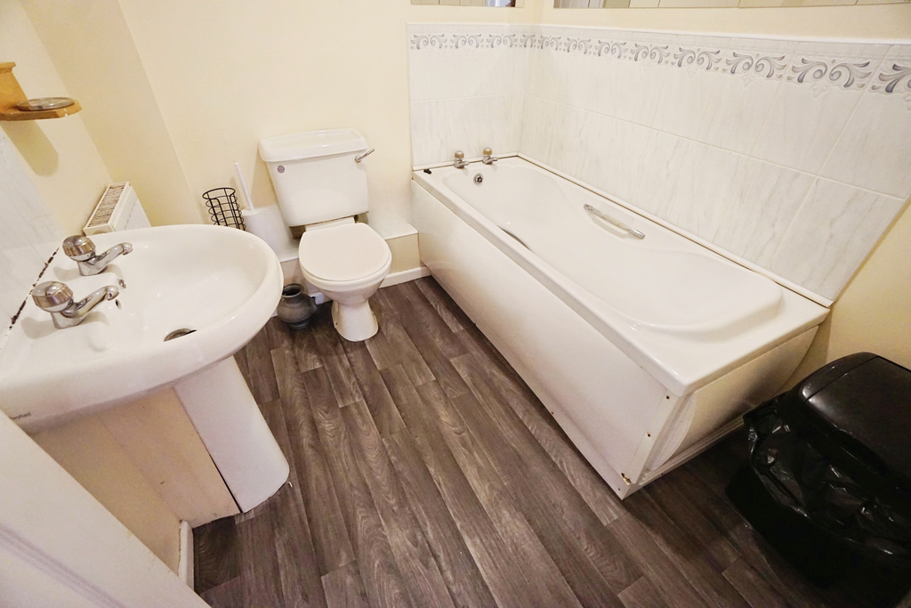 Property photo 3 of 17 Bathroom