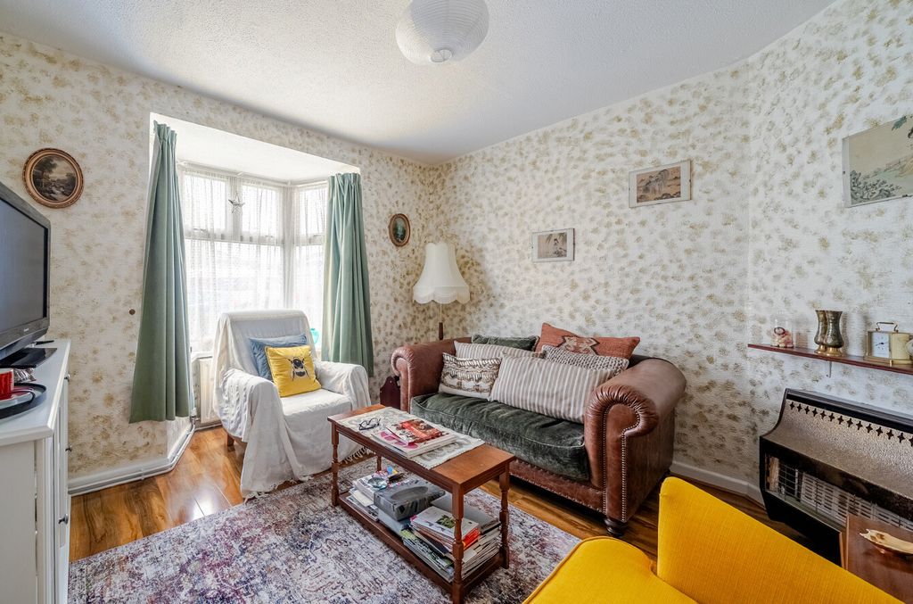 Property photo 3 of 13 1417377-10-699618...