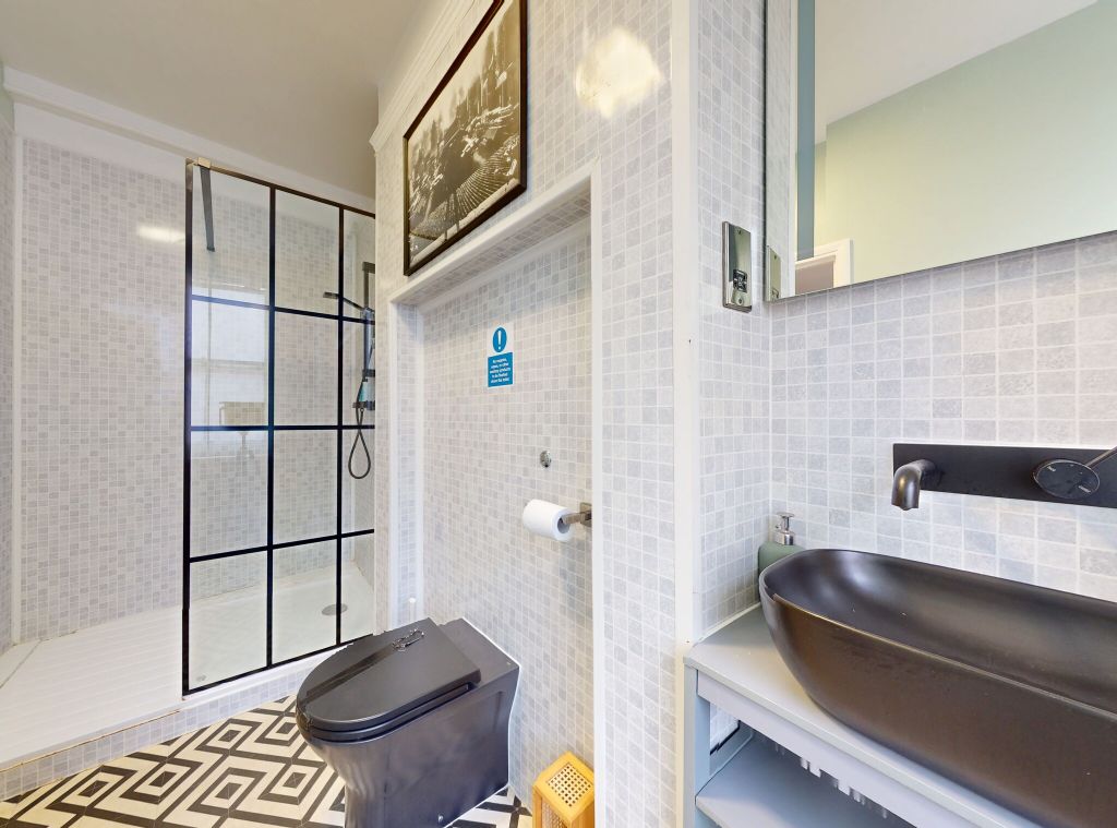 Property photo 2 of 10 Bathroom