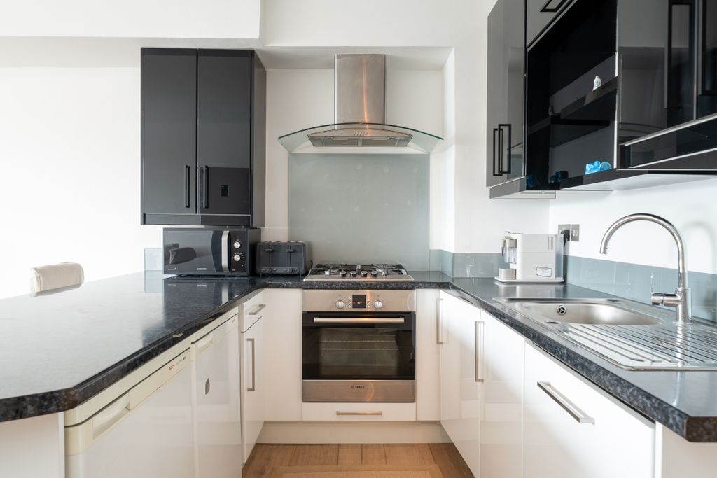 Property photo 2 of 15 Porchester Place ...