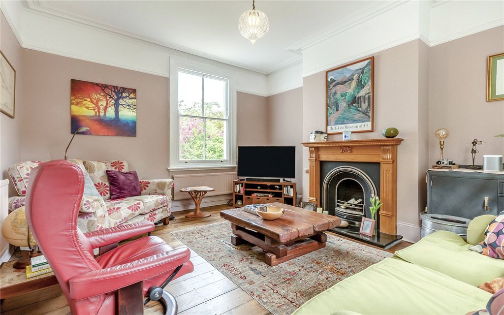 Property photo 3 of 17 Living Room