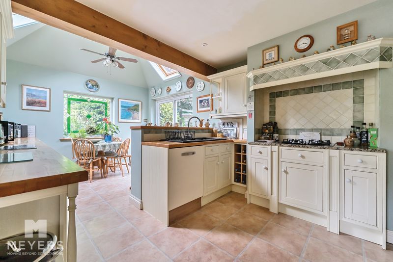Property photo 3 of 18 Kitchen