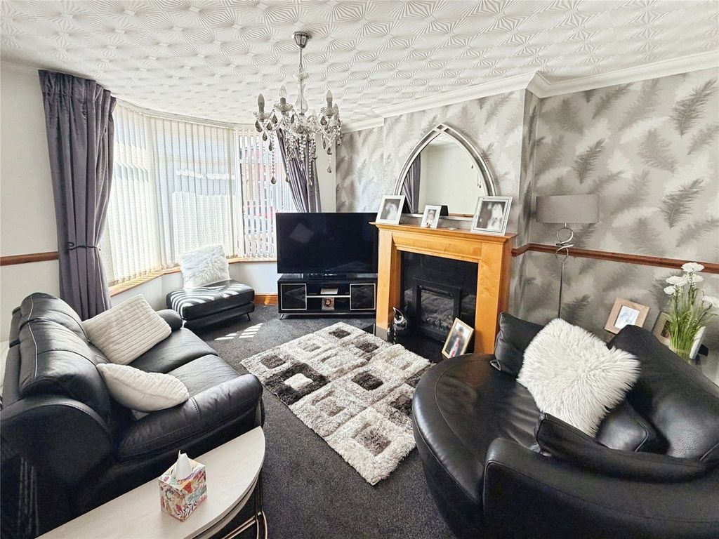Property photo 3 of 8 Lounge