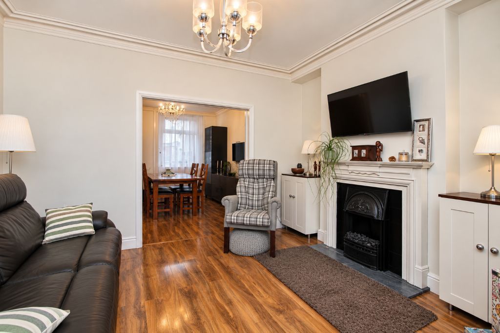 Property photo 3 of 18 Lounge