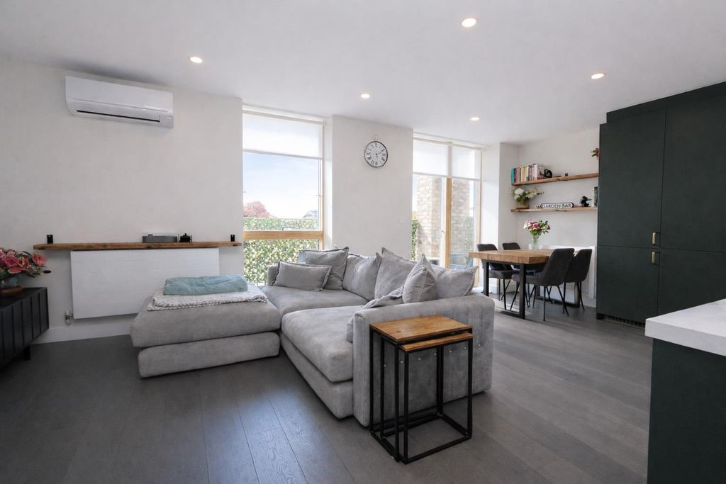 Property photo 1 of 20 Lounge4