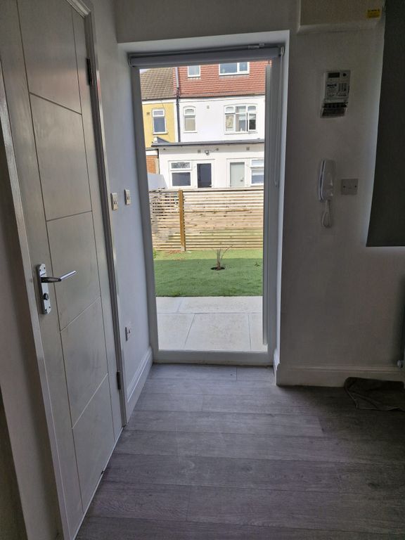 Property photo 2 of 14 Bright Hallway With View To A Private Garden...