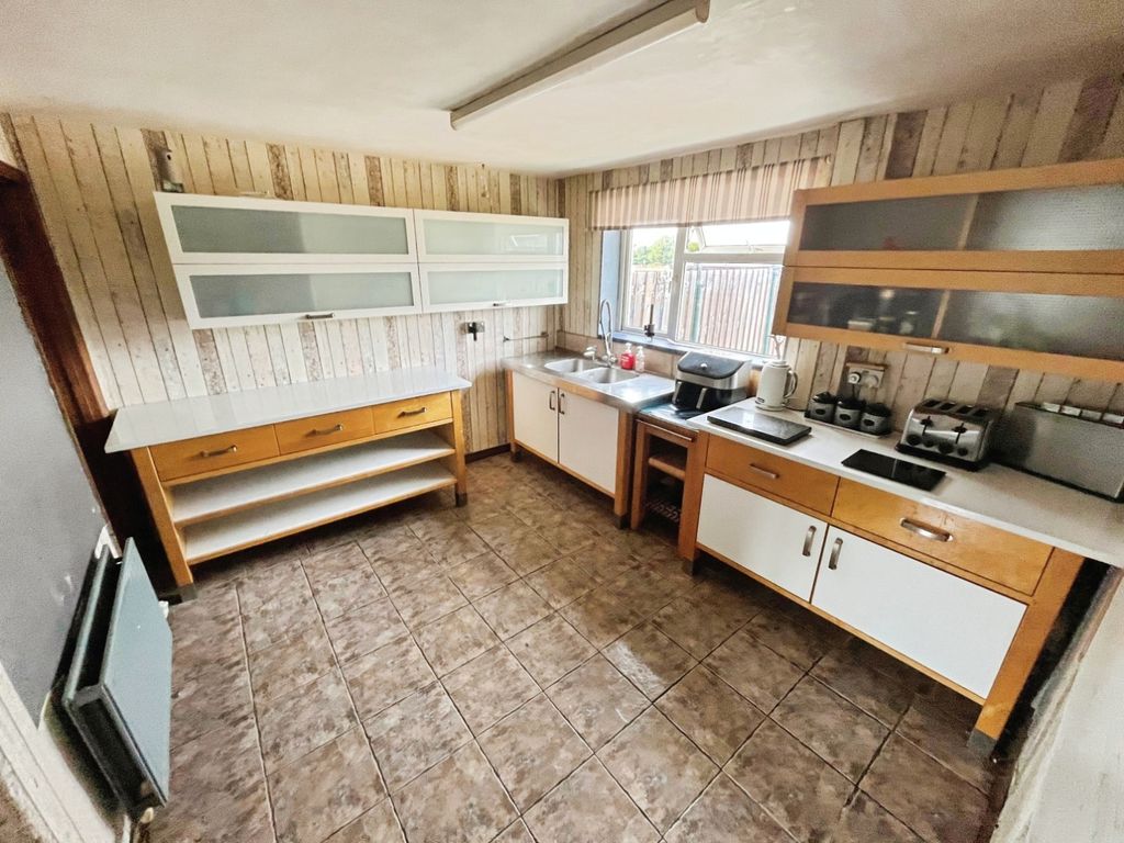 Property photo 2 of 14 Pbox-Kitchen-326536.Jpg