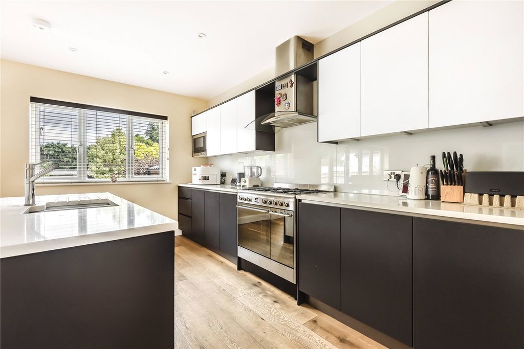 Property photo 3 of 10 Kitchen