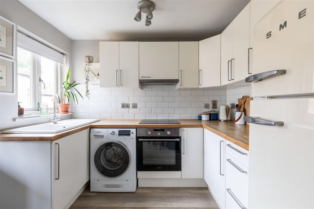 Property photo 3 of 14 Eden Road, E17
