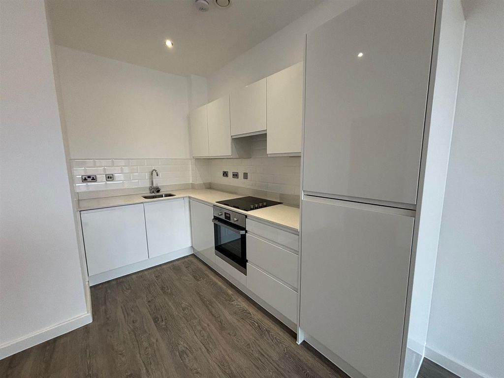 Property photo 3 of 10 Kitchen