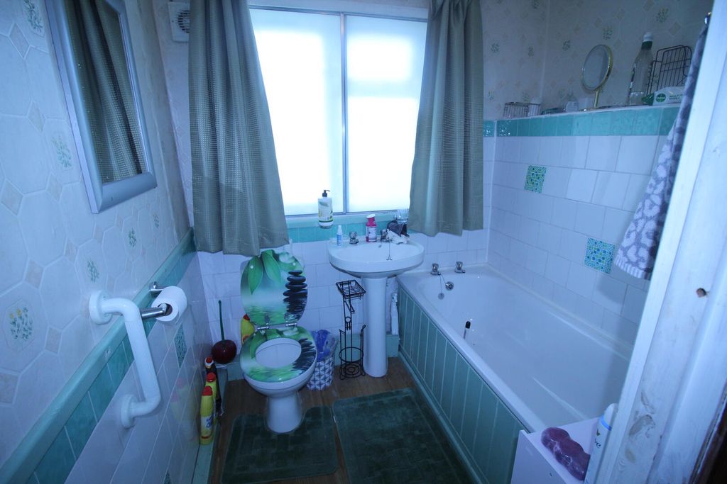 Property photo 2 of 9 Bathroom