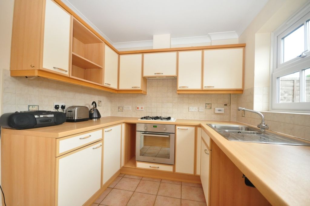 Property photo 3 of 11 Kit 2
