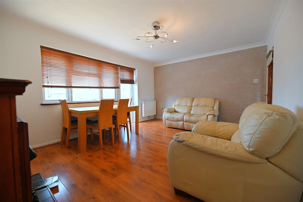 Property photo 3 of 12 Lounge