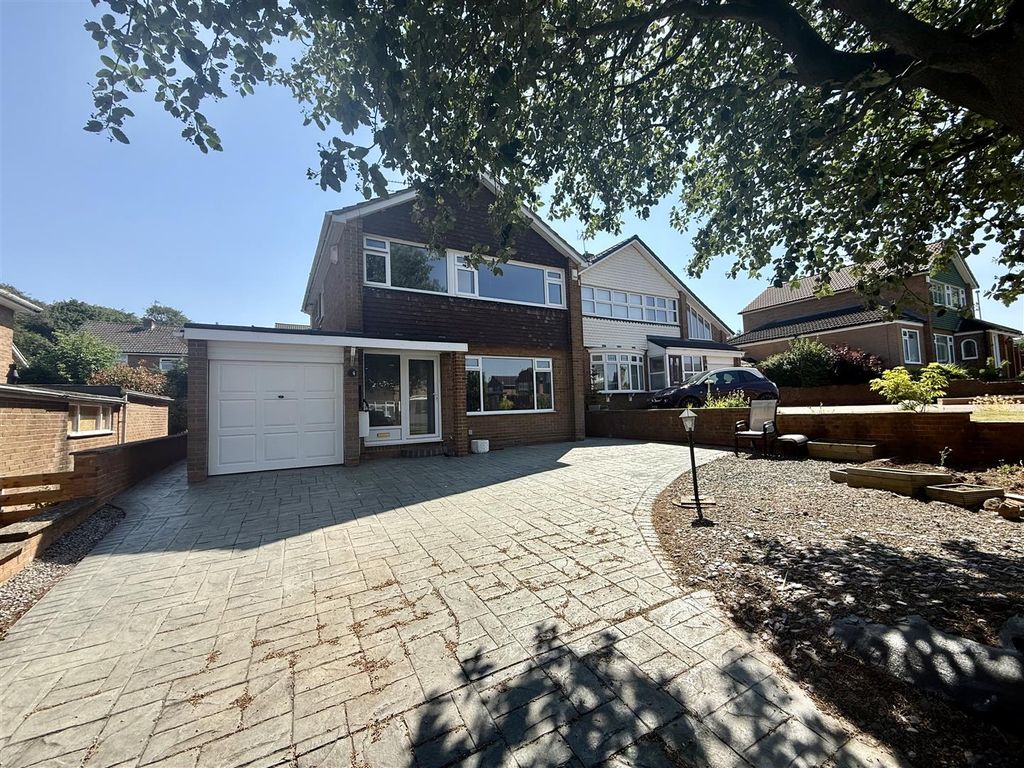 Property photo 1 of 12 Externally