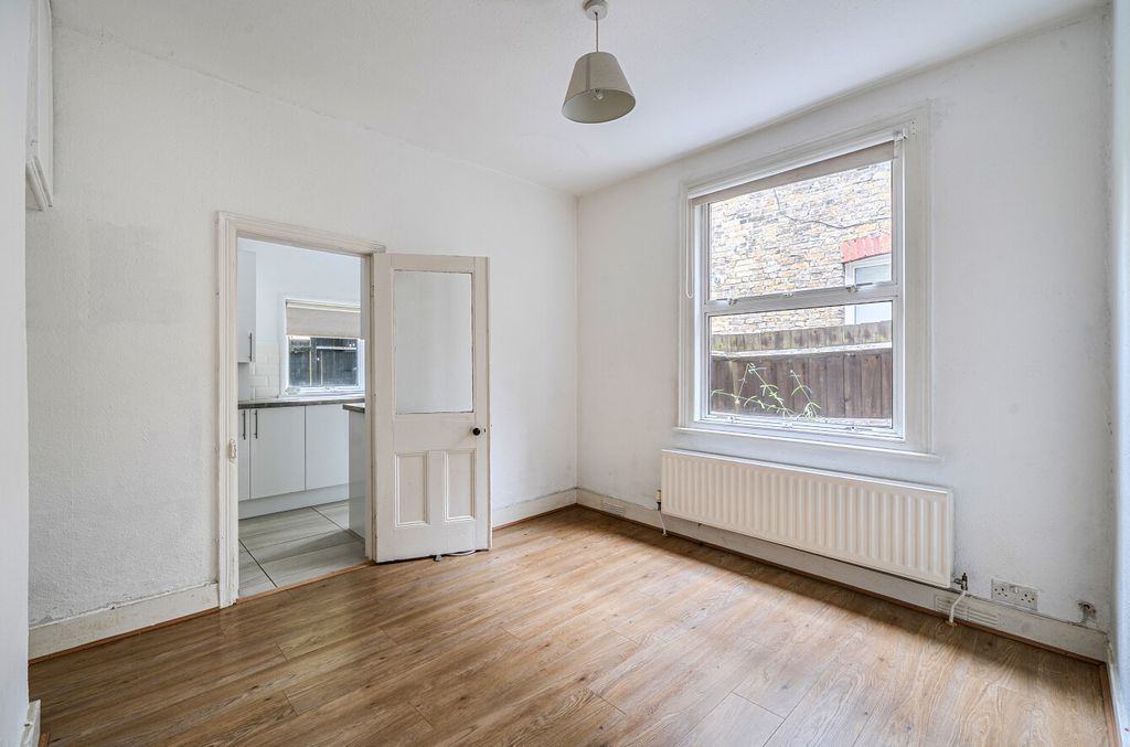 Property photo 3 of 12 1369022-6-68ee309...