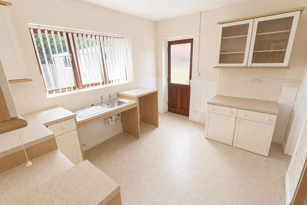 Property photo 3 of 11 Kitchen