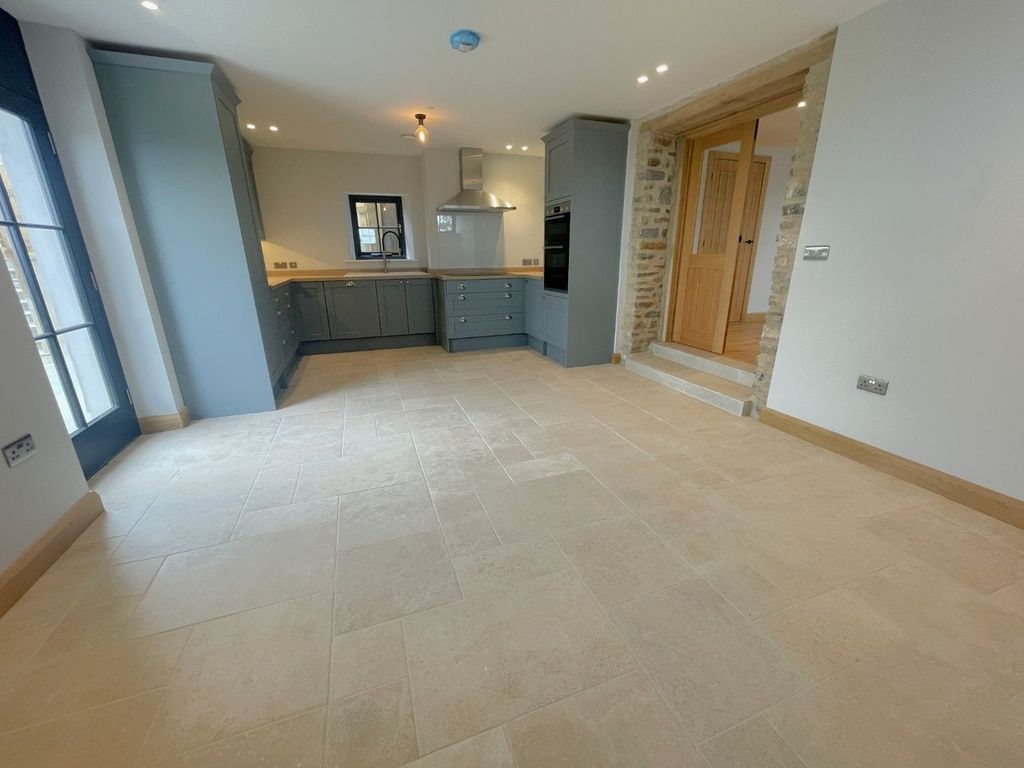 Property photo 3 of 27