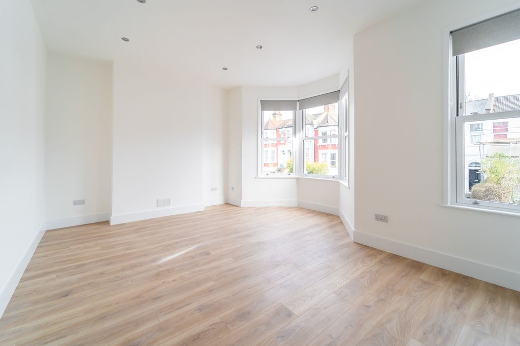 Property photo 3 of 10 Ndb03656