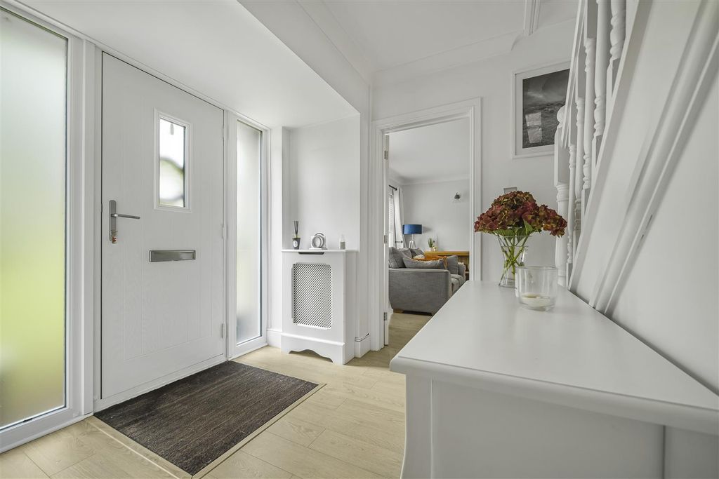 Property photo 2 of 27 Entrance Hall