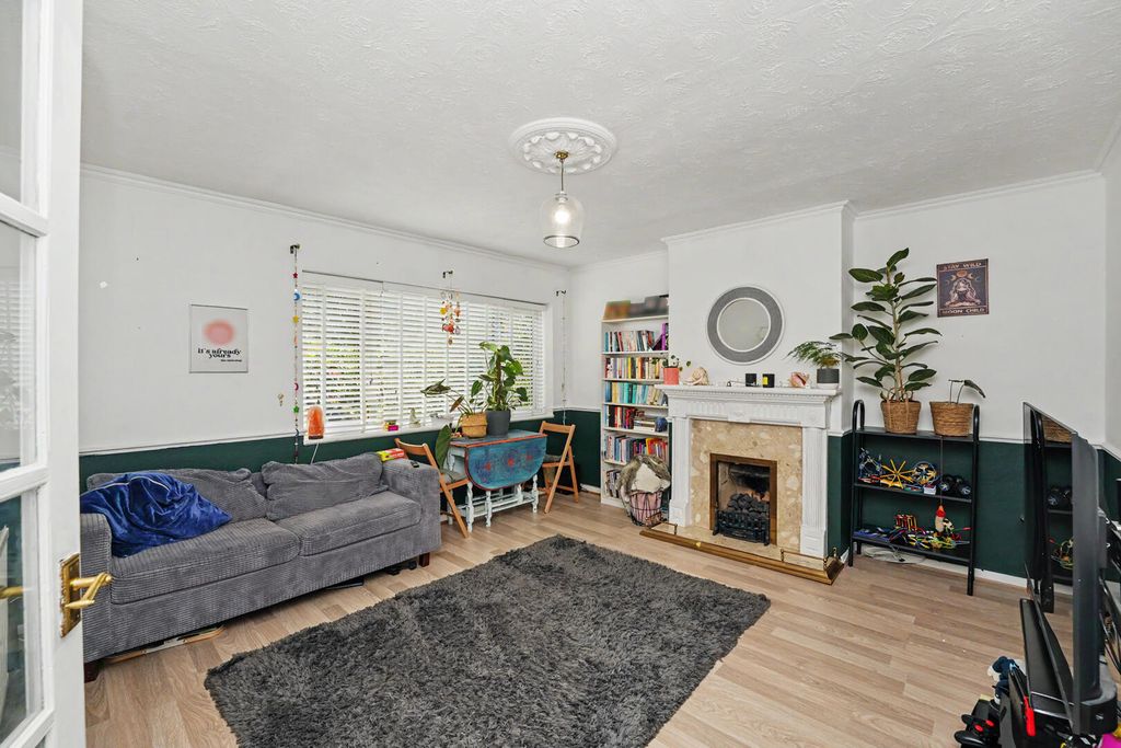 Property photo 3 of 31 Living Room