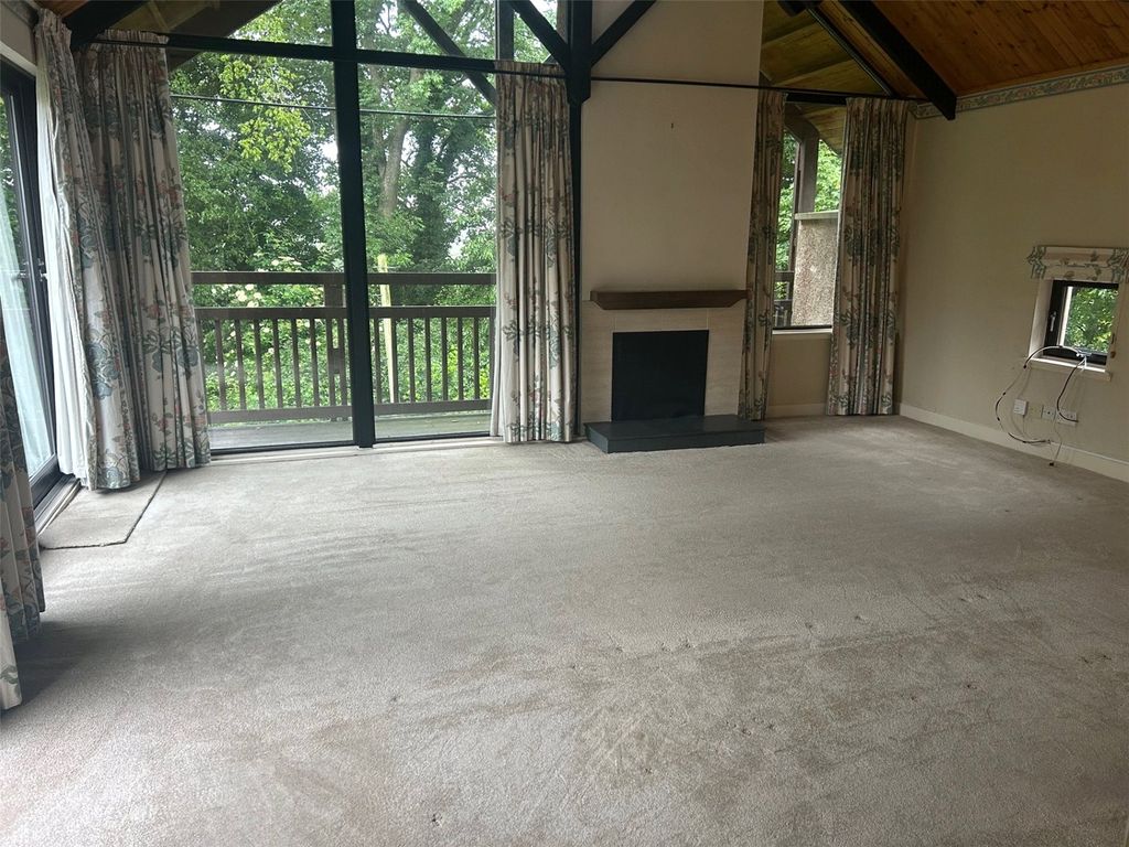 Property photo 3 of 11 Lounge