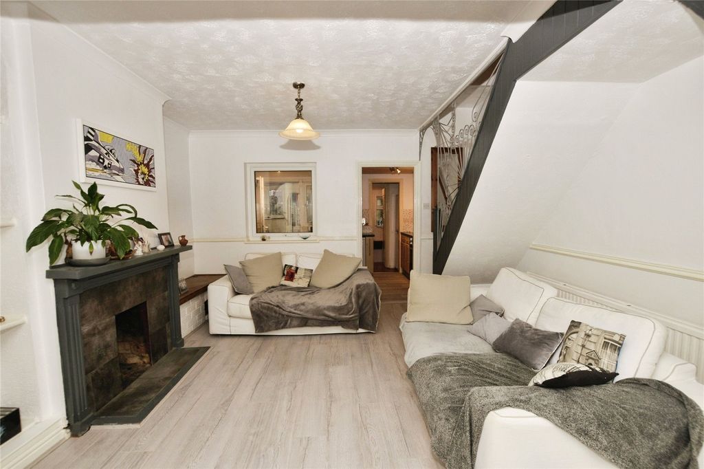 Property photo 3 of 14 Lounge