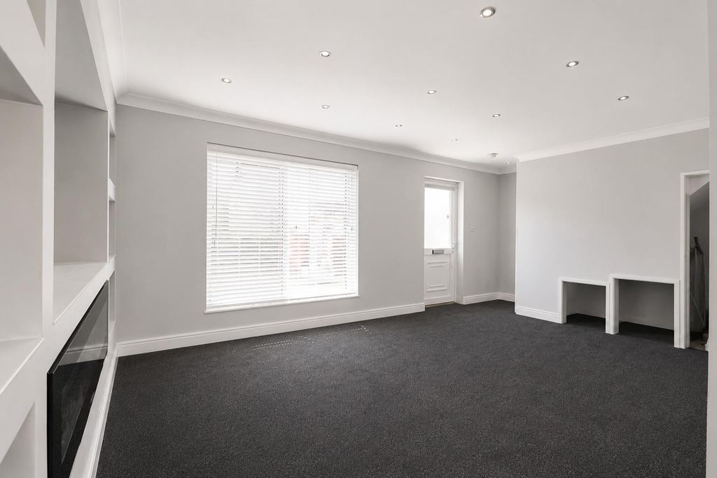 Property photo 3 of 13 Lounge.Jpg