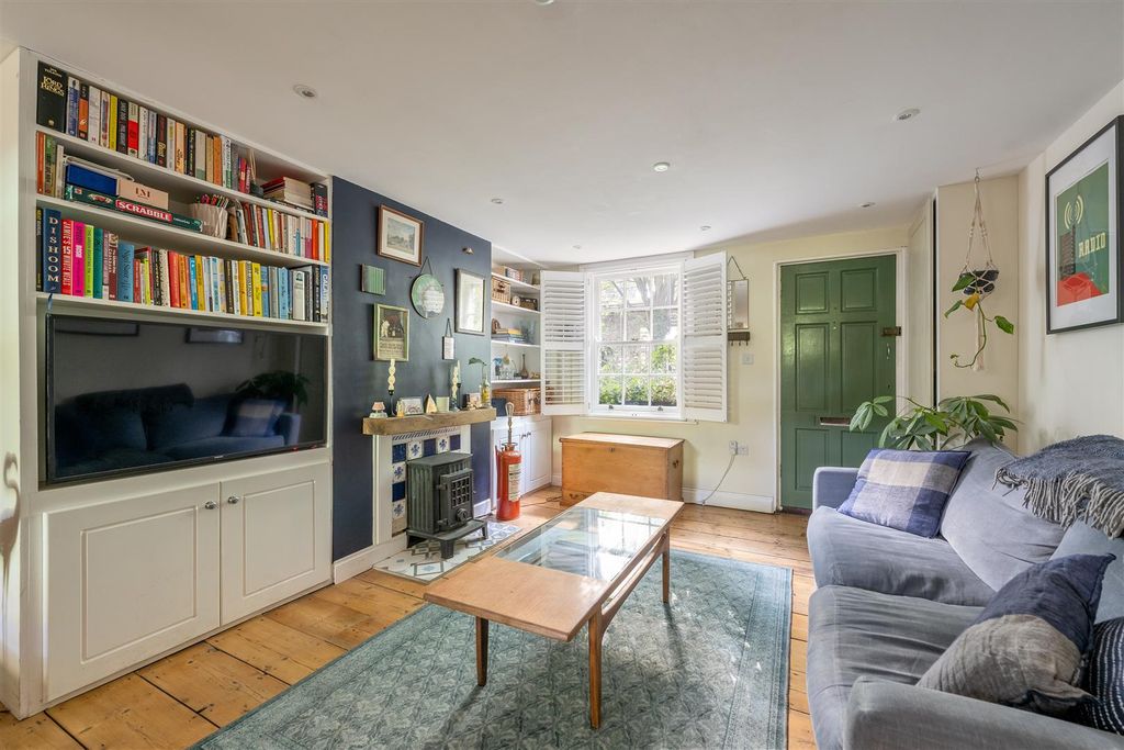 Property photo 2 of 22 Church Path, E17