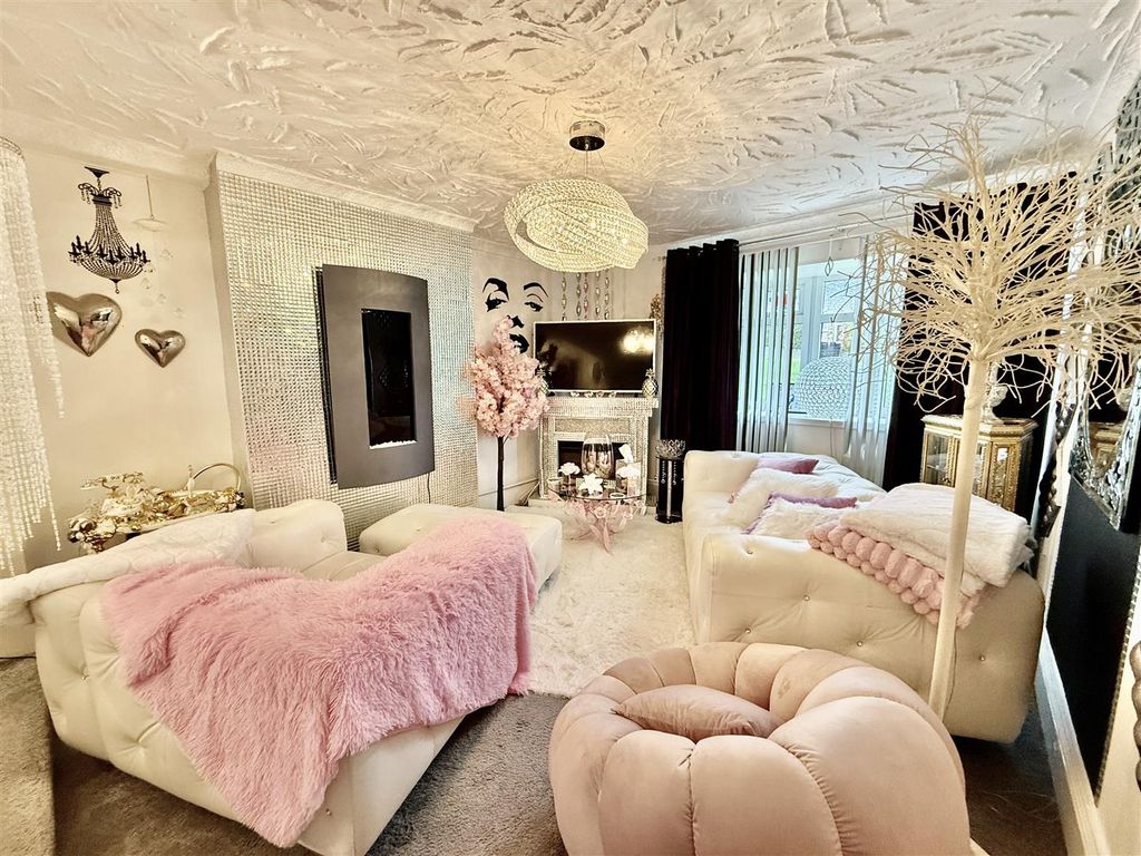 Property photo 2 of 11 Lounge