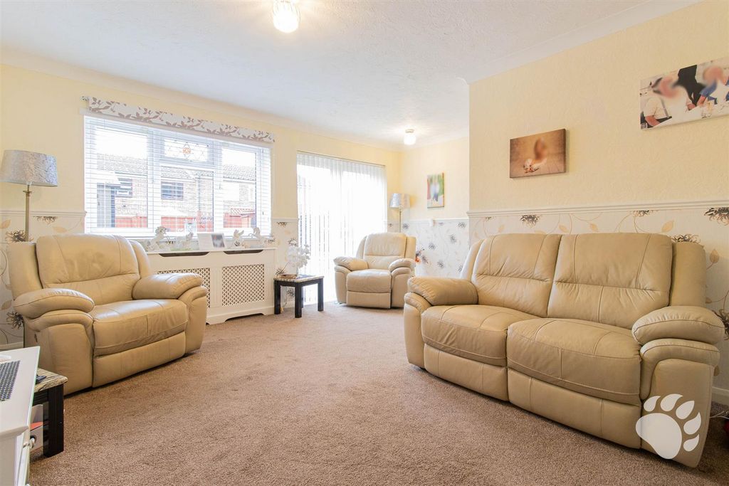 Property photo 3 of 20 Lounge