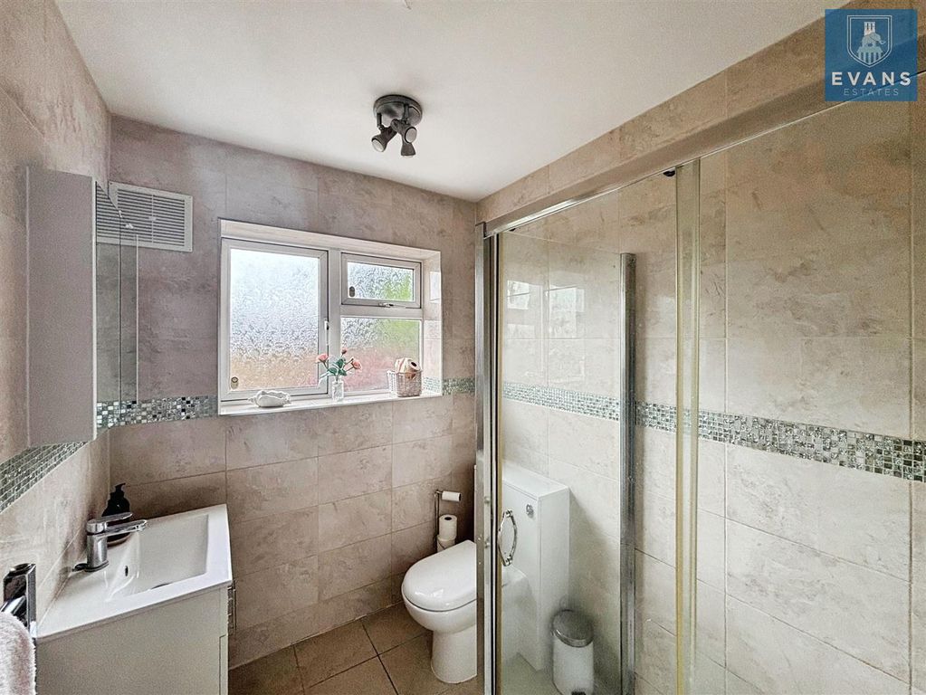 Property photo 3 of 17 Bathroom