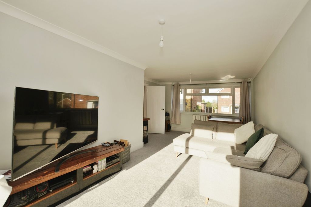 Property photo 3 of 13 Lounge