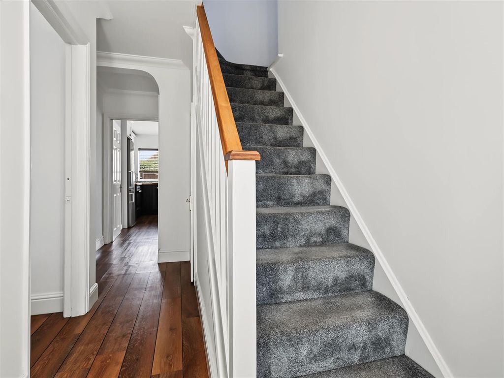 Property photo 2 of 21 Entrance Hall