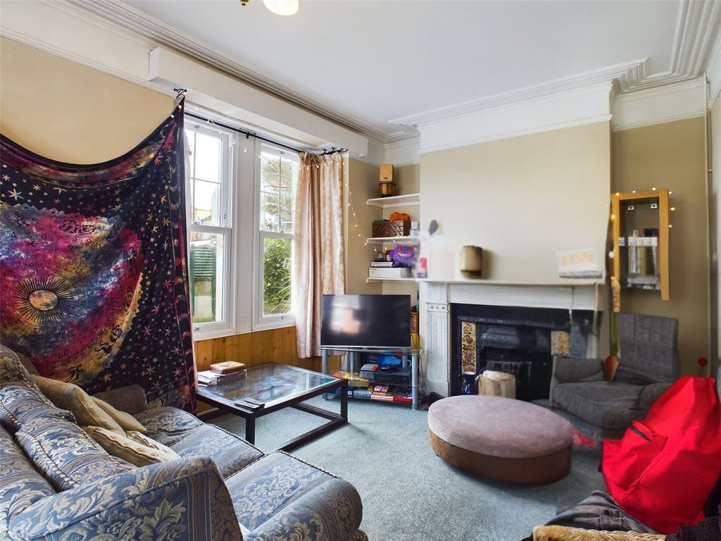 Property photo 3 of 23 Lounge