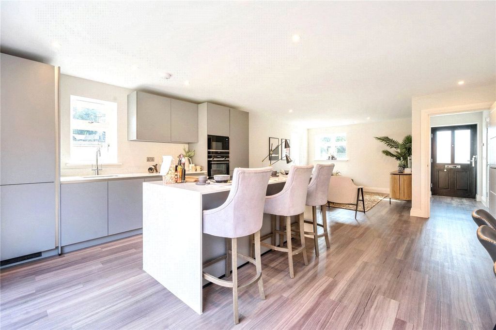 Property photo 3 of 14 Kitchen/Reception