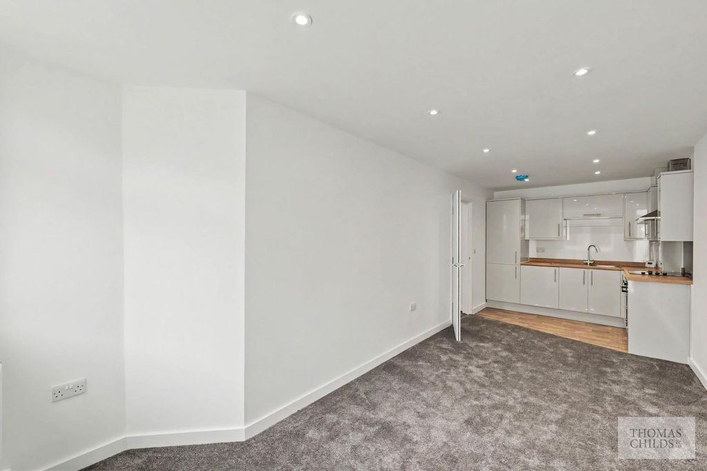 Property photo 3 of 9 60 High Street One Bed.Jpg