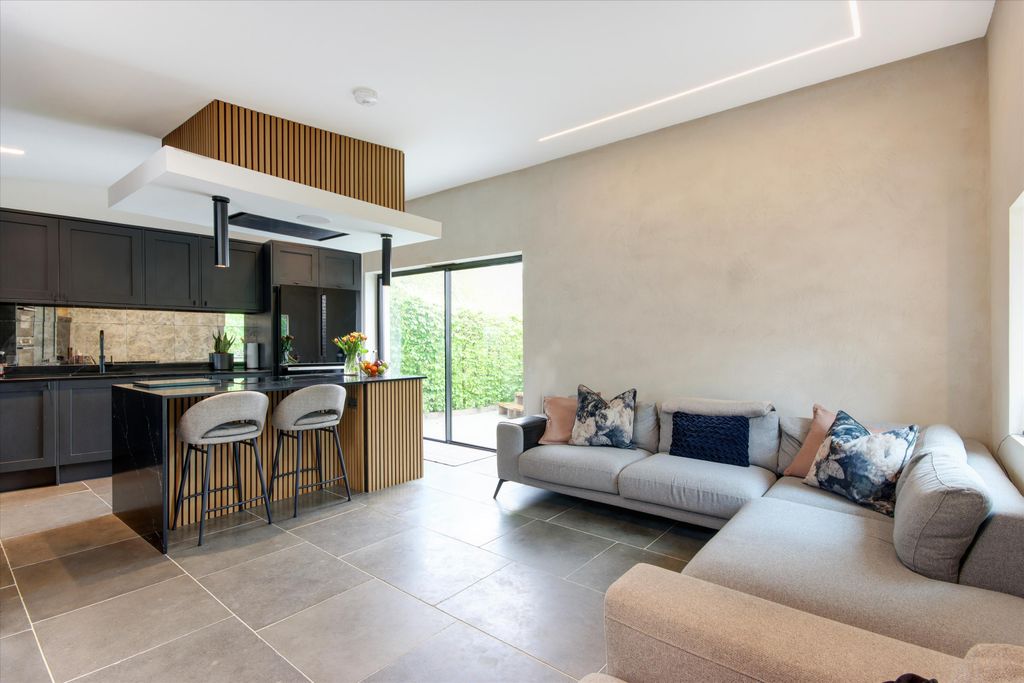 Property photo 3 of 17 Image