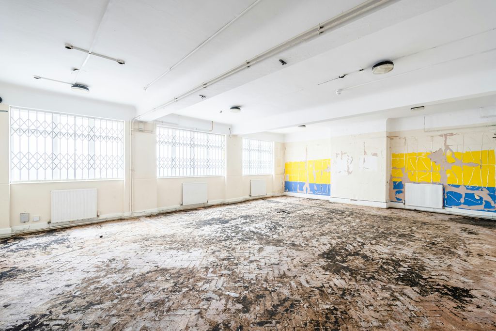 Property photo 3 of 9 Hackney Grove  35.Jpg