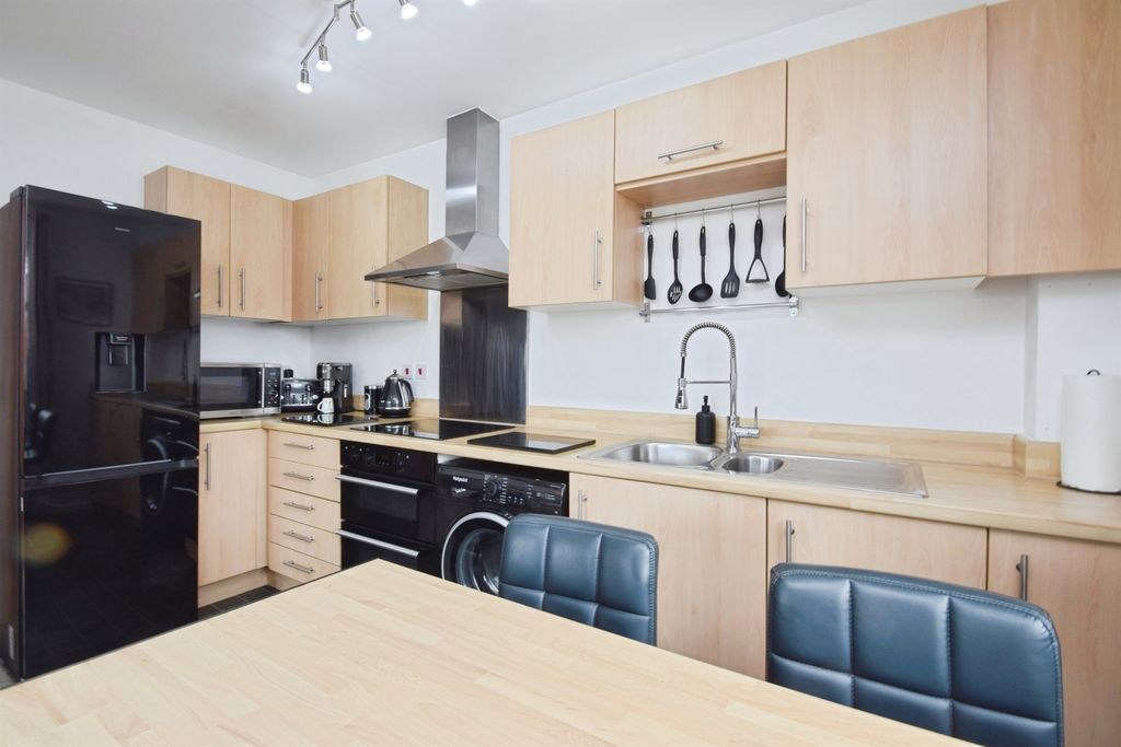 2 bed flat for saleWild Field, Bridgend CF31 photo 5