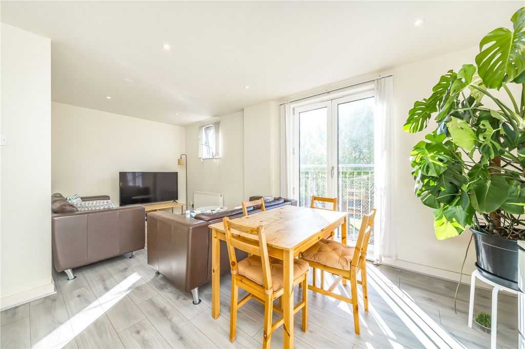 Property photo 2 of 5 Living Room/Kitchen