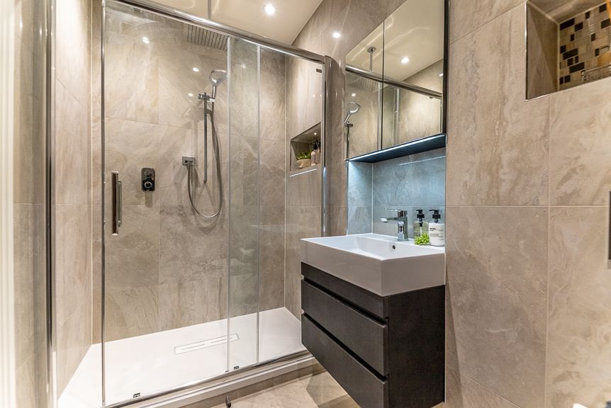 Property photo 3 of 11 Master Ensuite