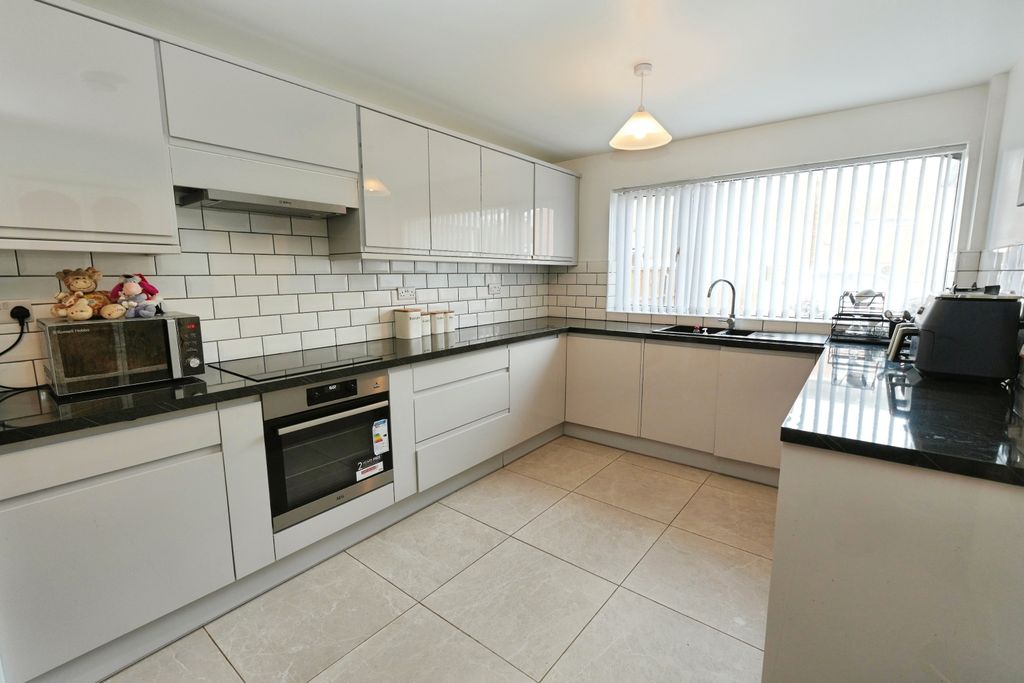 Property photo 3 of 20 Kitchen/Dining Room