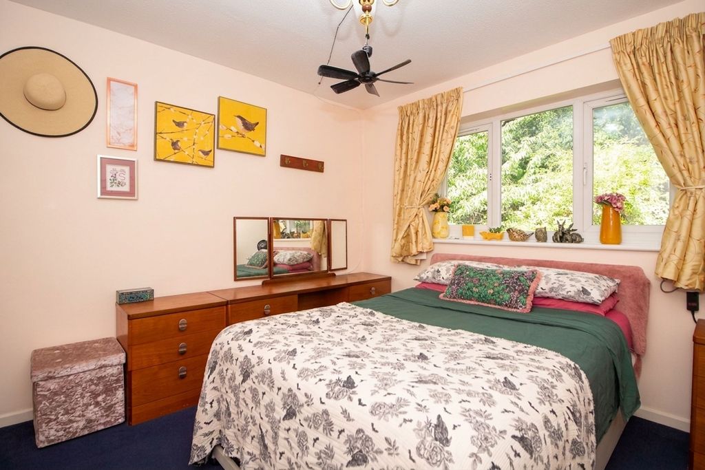 Property photo 2 of 8 Bedroom